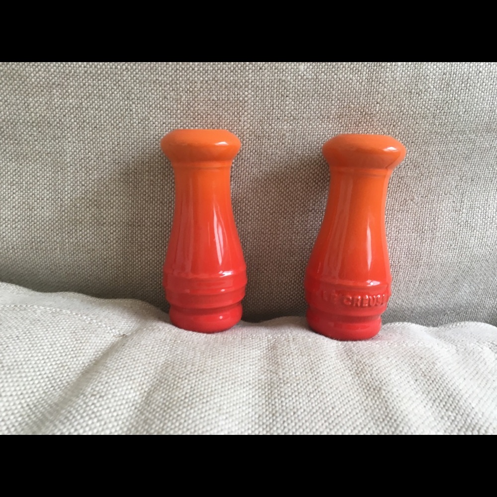Le Creuset 2 piece salt and pepper shaker
